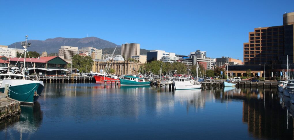De haven van Hobart met Mount Wellington op de achtergrond en boten in het water
