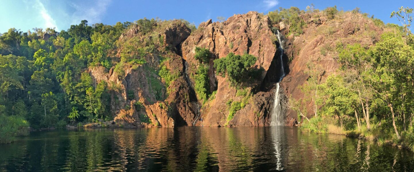 Breedbeeld opname van de Wangi Falls in Litchfield National Park in de omgeving van Darwin