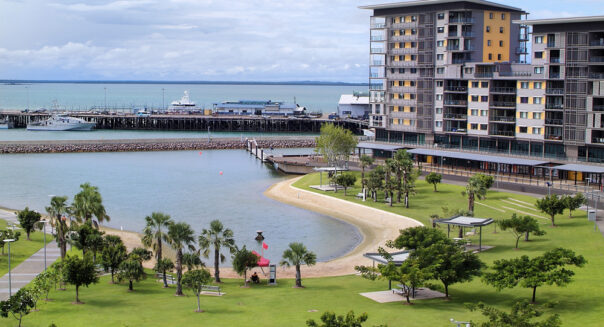 De wijk Waterfront in Darwin met het strand en het water