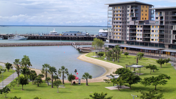 De wijk Waterfront in Darwin met het strand en het water