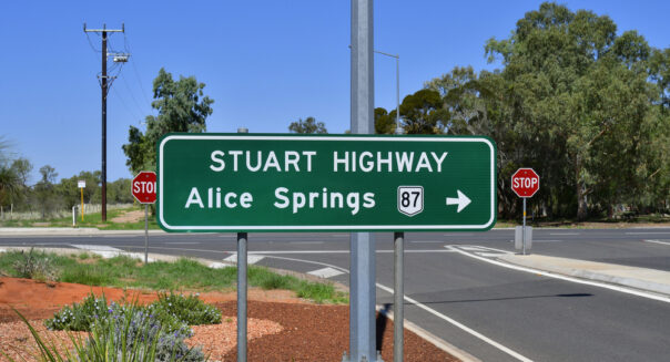 Bord richting Alice Springs op de Stuart Highway