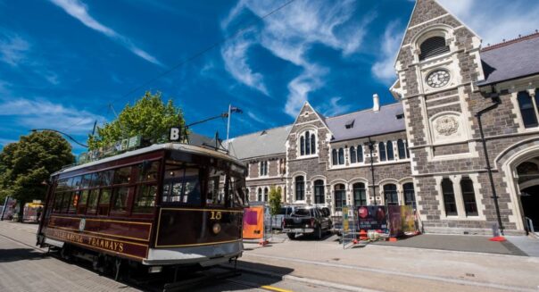 Tram rijdt langs oud gebouw in Christchurch Nieuw-Zeeland