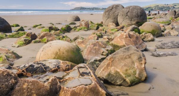 Grote knikkers van de Moeraki Boulders liggen op het strand op het Zuidereiland