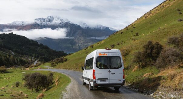 Britz Venturer camper rijdt op het Zuidereiland richting Queenstown
