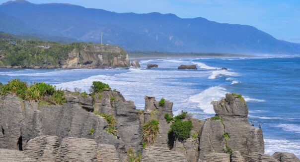 Zidht op de zee vanaf de Punakaiki Pancale Rocks aan de wesrcoast van het Zuidereiland