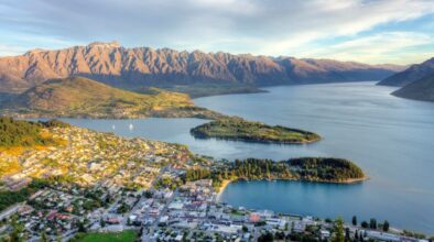 Zicht van bovenaf op Queenstown aan Lake Wakatipu