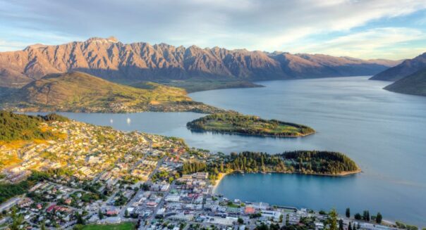 Zicht van bovenaf op Queenstown aan Lake Wakatipu