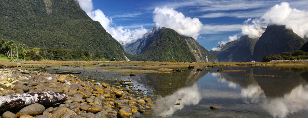 Reflectie op het water van de bergen rondom de Milford Sound in Fiordland in Nieuw-Zeeland