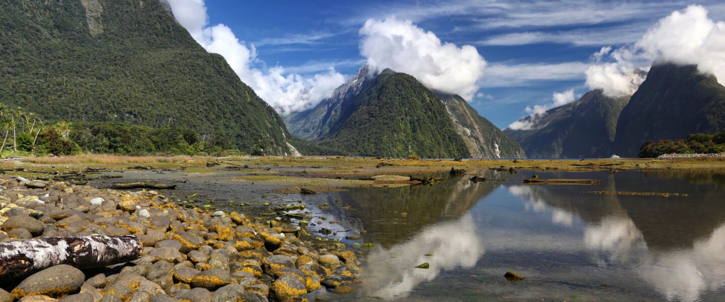 Reflectie op het water van de bergen rondom de Milford Sound in Fiordland in Nieuw-Zeeland
