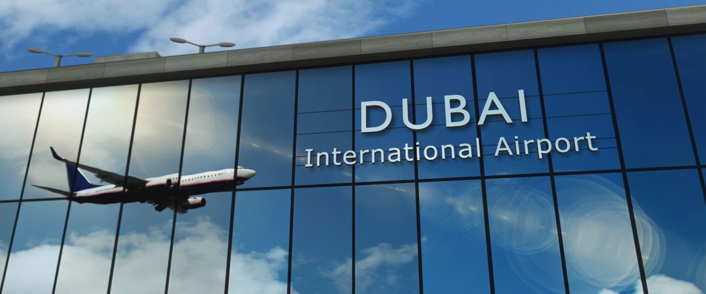 Vliegtuig landt op vliegveld van Dubai