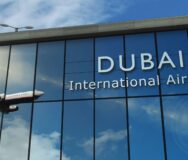 Vliegtuig landt op vliegveld van Dubai
