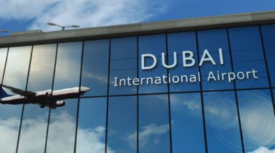 Vliegtuig landt op vliegveld van Dubai