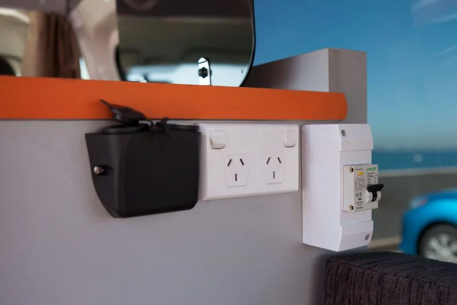 Stopcontacten en elektra in de Travellers Autobarn Kuga camper