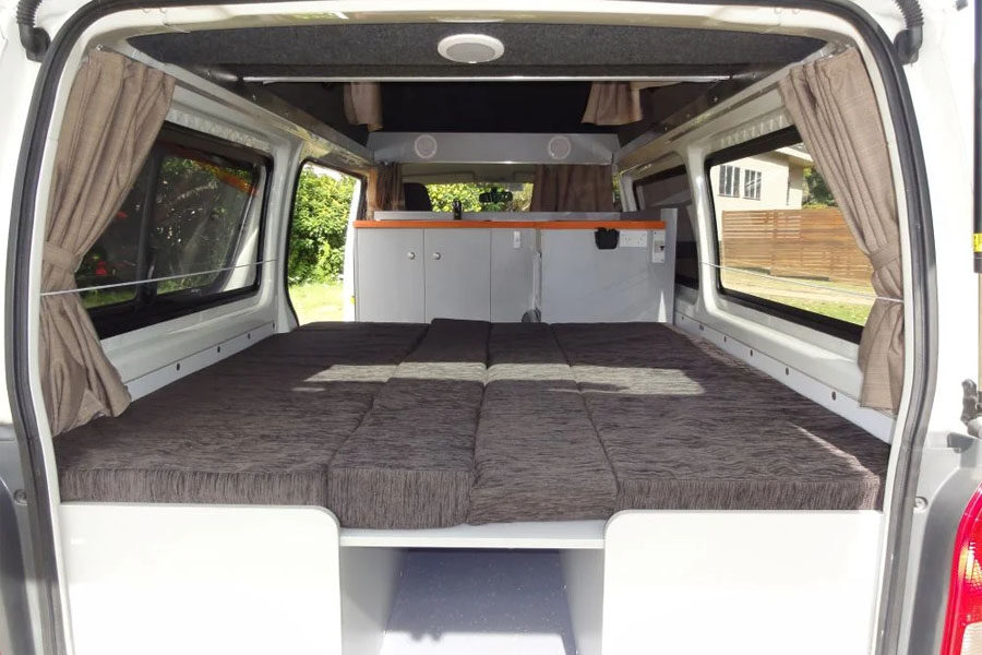 De kussens om het bed op te maken vanuit de achterkant van de Travellers Autobarn Kuga camper gezien