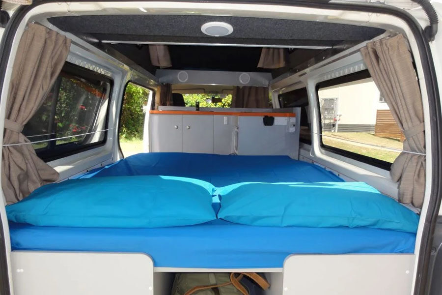 Het tweepersoonsbed vanaf de achterkant van de Travellers Autobarn Kuga camper