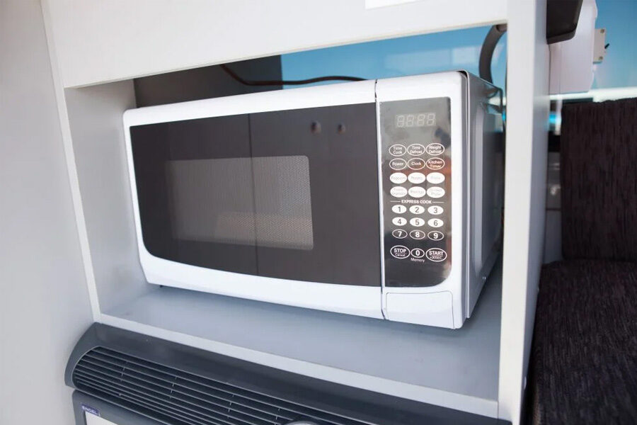 De magnetron in de keuken van de Travellers Autobarn Kuga camper