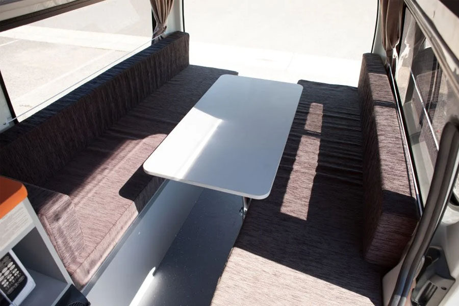 De zithoek achterin met tafel in de Travellers Autobarn Kuga camper