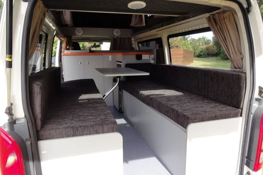 Interieur van de Travellers Autobarn Kuga camper met zithoek en keuken