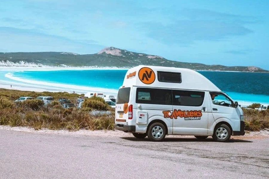 De Travellers Autobarn Kuga camper staat geparkeerd met uitzicht op het strand in Western Australia