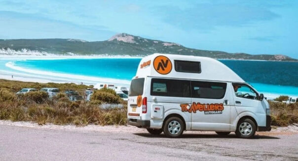 De Travellers Autobarn Kuga camper staat geparkeerd met uitzicht op het strand in Western Australia