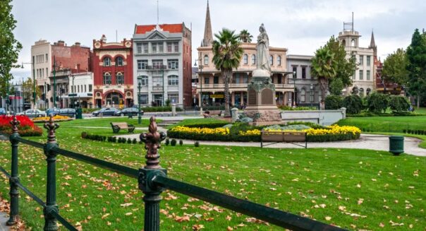 ZIcht op het historische centrum van Bendigo in Victoria vanaf een hek in een park