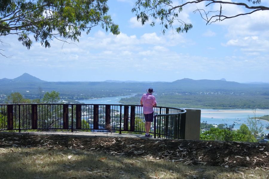 Man kijkt uit over de zee vanaf een platform in Noosa Heads National Park