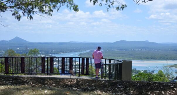 Man kijkt uit over de zee vanaf een platform in Noosa Heads National Park