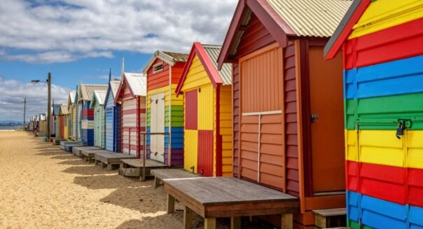Vrolijk gekleurde badhuisjes aan Brighton Beach bij Melbourne