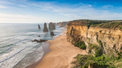 De rotsen van de Twelve Apostles rijzen op uit zee langs de Great Ocean Road