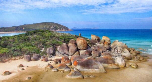 Zicht op zee vanuit Sqeaky Beach en de gekleurde rotsen in Wilsons Promontory National Park