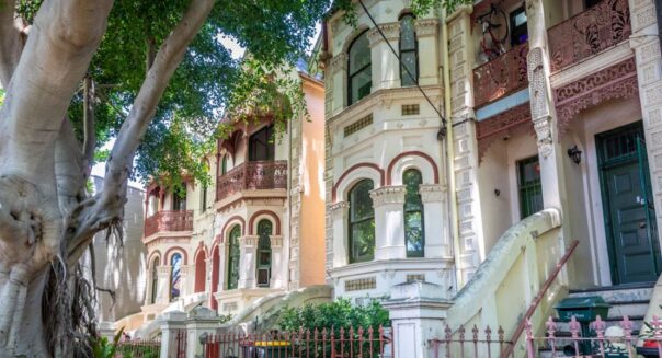 Gekleurde Victoriaanse huizen in de wijk Paddington in Sydney