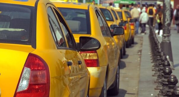 Rij gele taxi's die staan te wachten op klanten