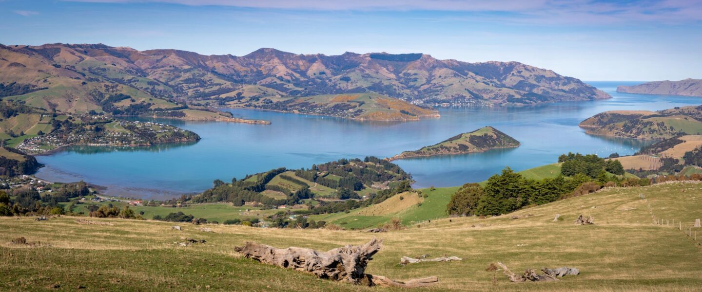 Panorama zicht op de haven van Akaroa in de Banks Peninsula bij Christchurch