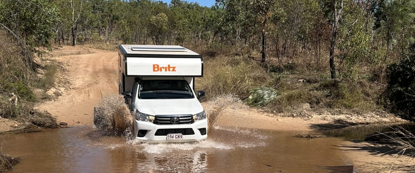 Britz Maverick rijdr door water op de gravelweg in de Top End van Australië