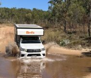 Britz Maverick rijdr door water op de gravelweg in de Top End van Australië