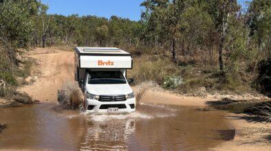 Britz Maverick rijdr door water op de gravelweg in de Top End van Australië