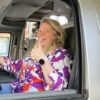 Janna in de cabine van een camper