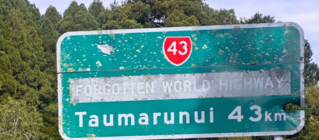 Bord op de Forgotten World Highway dat richting Taumarunui aangeeft