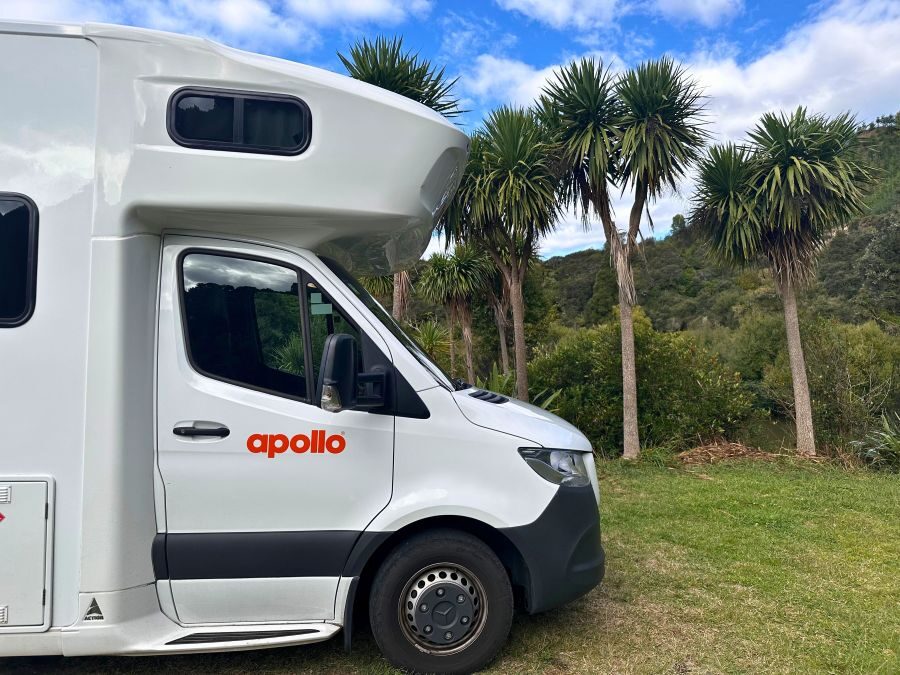 Apollo Euro Deluxe staat geparkeerd op de Ohinepane Campground op de Forgotten World Highway