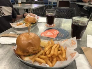 Barramundi burger met friet eten in Cairns