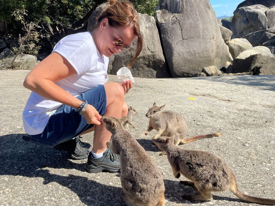 Karin voert de wallabies in de Granite Gorge
