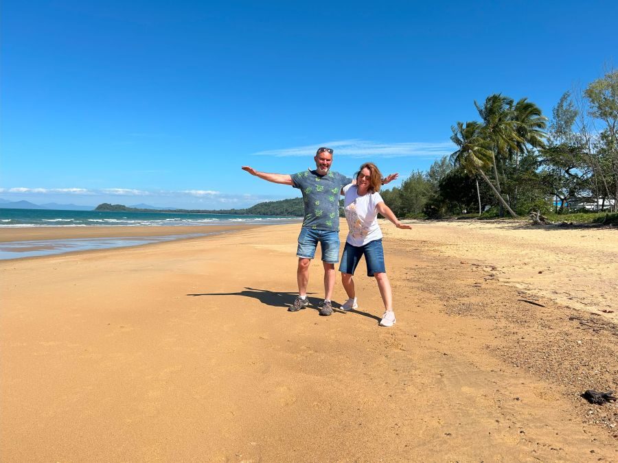 Peter en Karin staan op het strand van Mission Beach