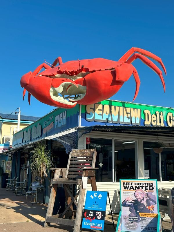 De Big Crab op een restaurant in Cardwell