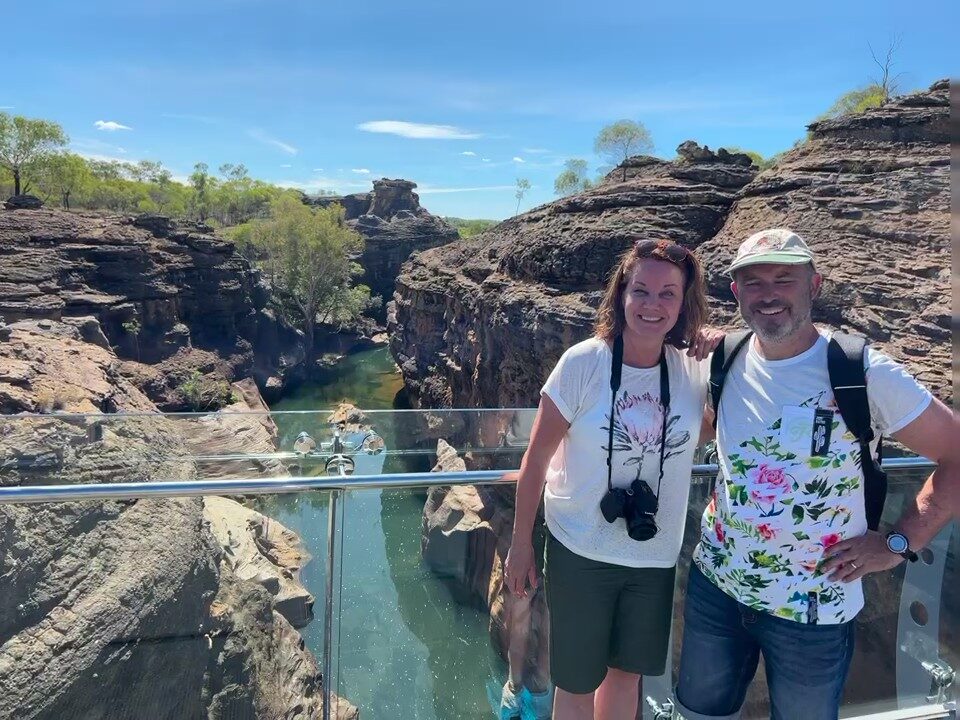 Peter en Karin staan op de glazen brug boven de Cobbold Gorge