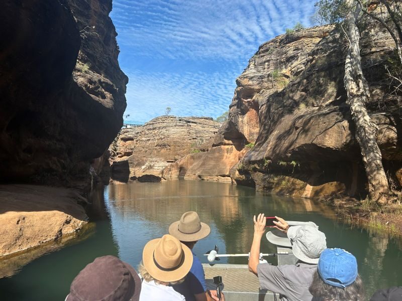 Man maakt foto tijdens een boottocht in de Cobbold Gorge