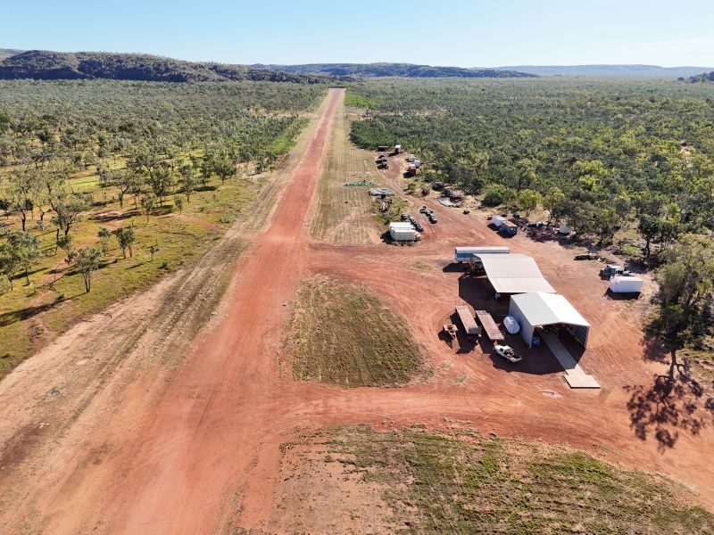 Dronezicht op Hells Gate Roadhouse aan de Savannah Way