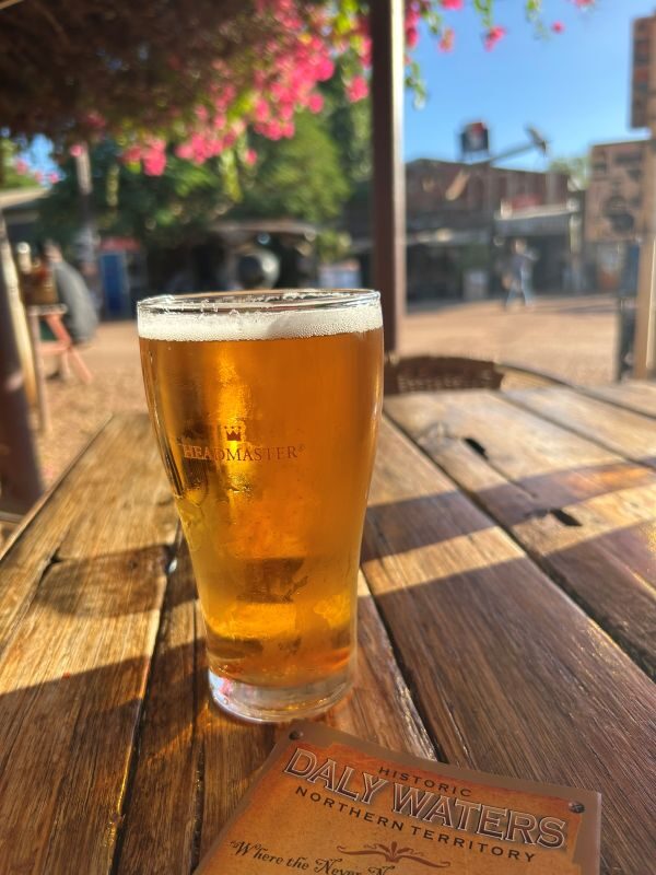 Glas bier op het terras van de Daly Waters pub