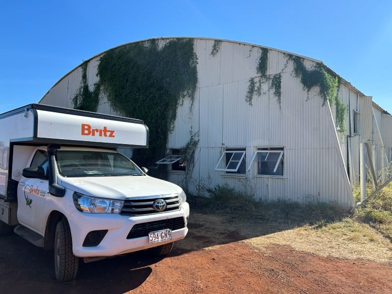 Britz Maverick staat geparkeerd bij de Daly Waters Airport hangar