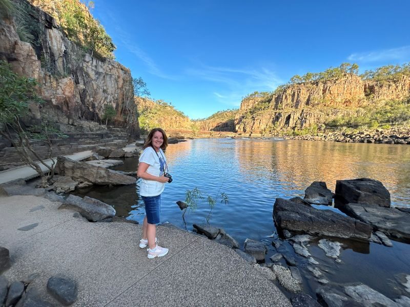 Karin staat in de Katherine Gorge