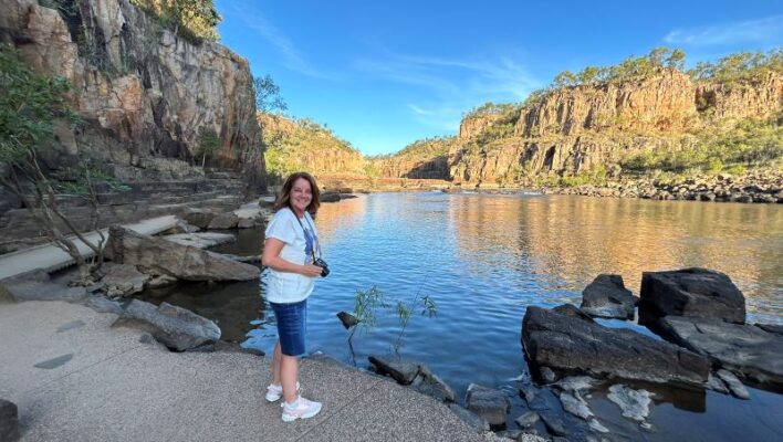 Karin staat in de Katherine Gorge